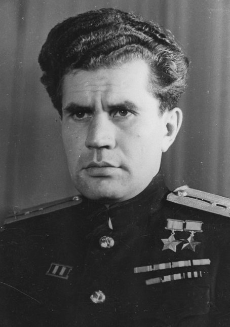 Виктор Леонов
